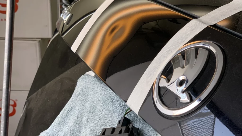 Ausbeulen ohne Lackieren vorher – Delle im Fahrzeug vor der Reparatur sichtbar